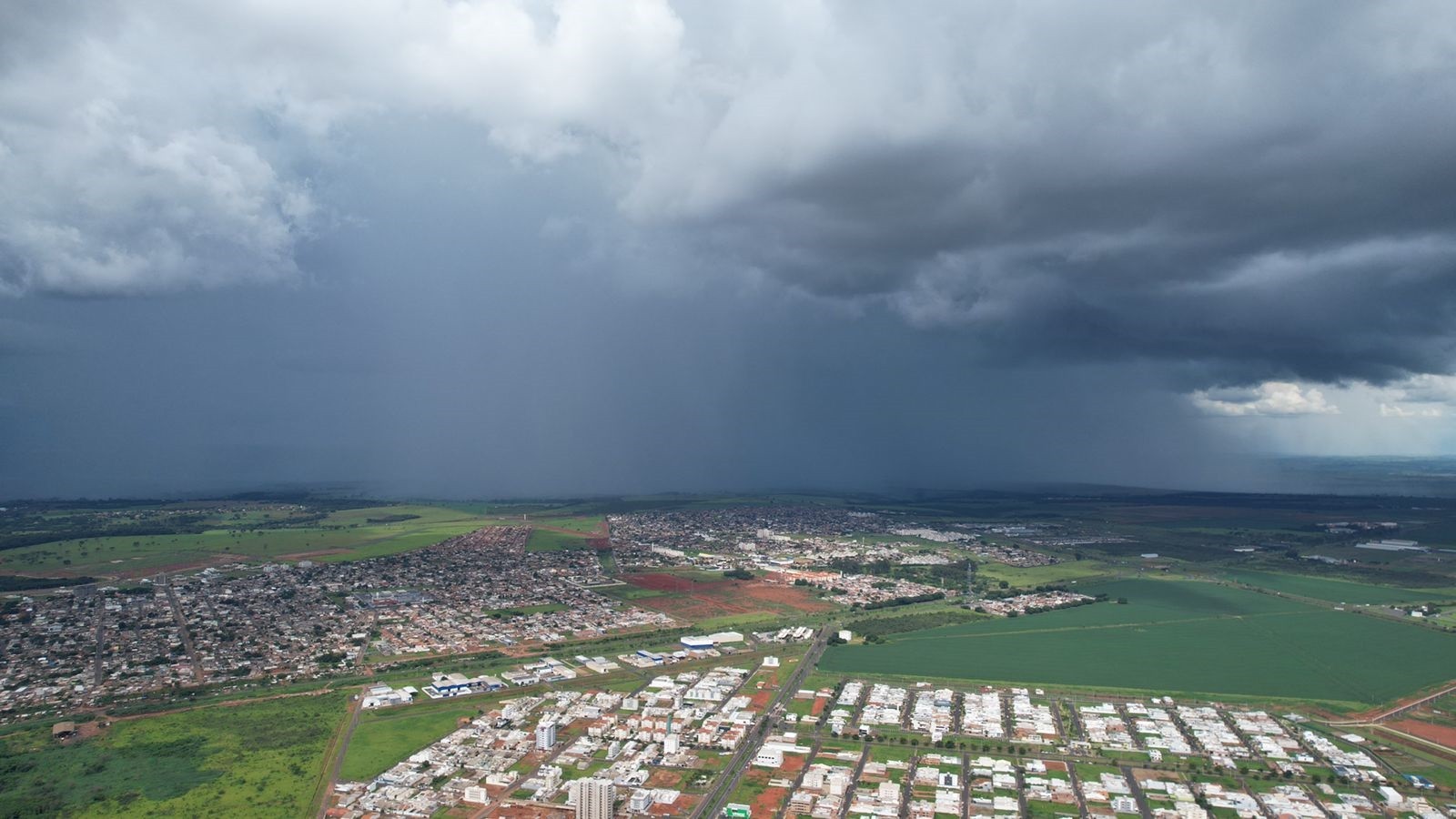 Defesa Civil emite alerta para a possibilidade de chuva forte nesta terça-feira em Uberlândia