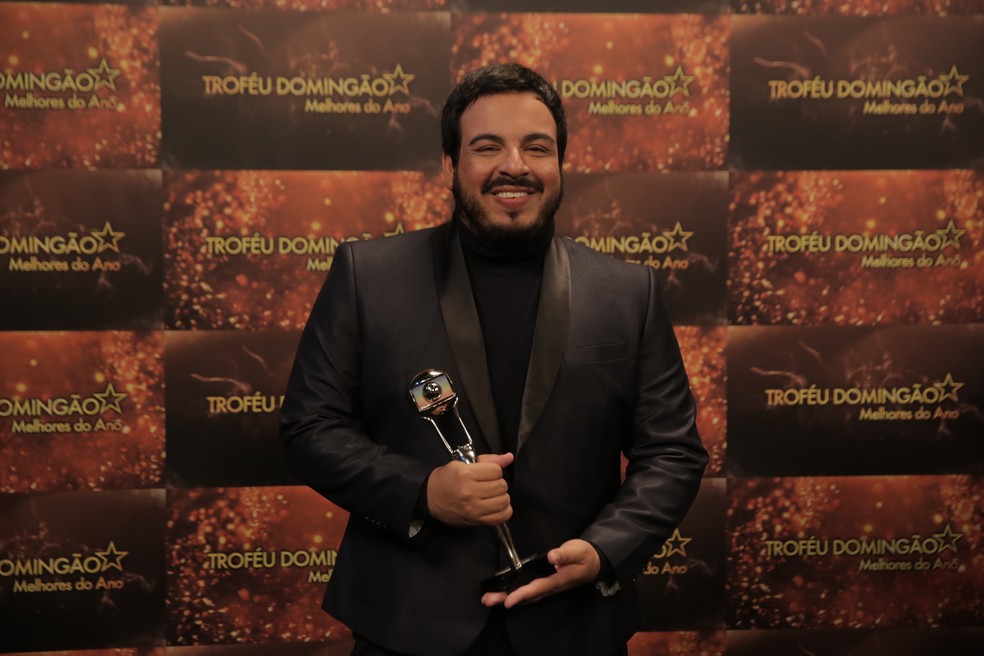 Luis Lobianco com seu troféu da categoria Ator Revelação — Foto: Paulo Damasceno / Gshow