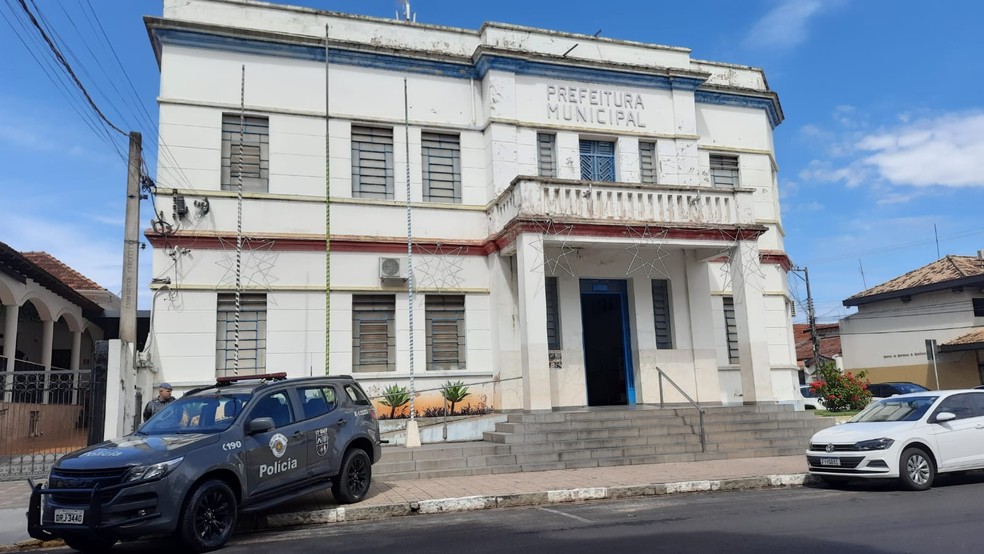 Operação cumpre mandados de busca e apreensão na prefeitura de Pirajuí — Foto: Anderson Camargo/TV TEM