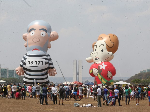 Manifestantes protestam com bonecos infláveis da presidente Dilma e do ex-presidente Luiz Inácio Lula da Silva, batizado de 'Pixuleco', nas proximidades da Esplanada dos Ministérios (Foto: André Dusek/Estadão Conteúdo)