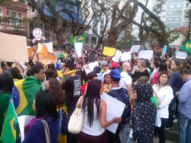 Muitos manifestantes se reúnem na praça Dom Pedro (Foto: Andressa Canejo / G1)