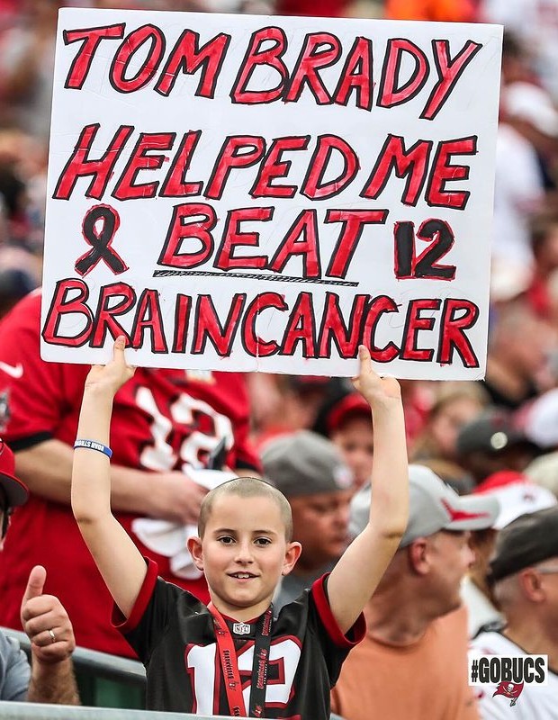 Menino que venceu câncer chama atenção de Tom Brady com cartaz (Foto: Reprodução/Instagram)