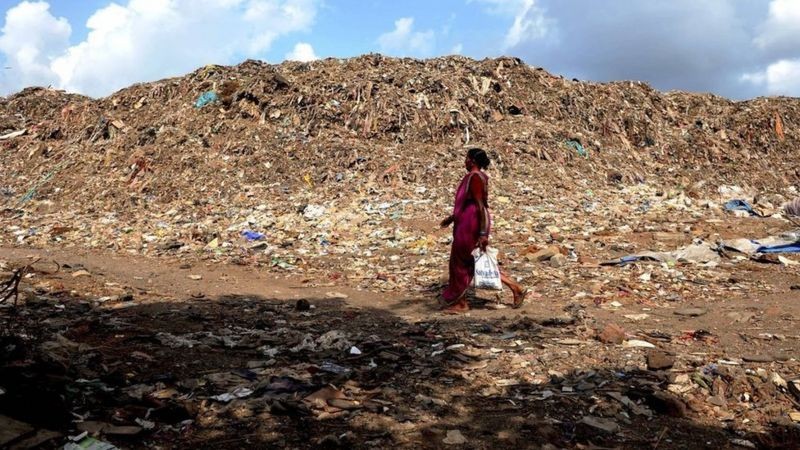 Mais de 16 milhões de toneladas de lixo forma a montanha de Deonar (Foto: AFP via BBC News)