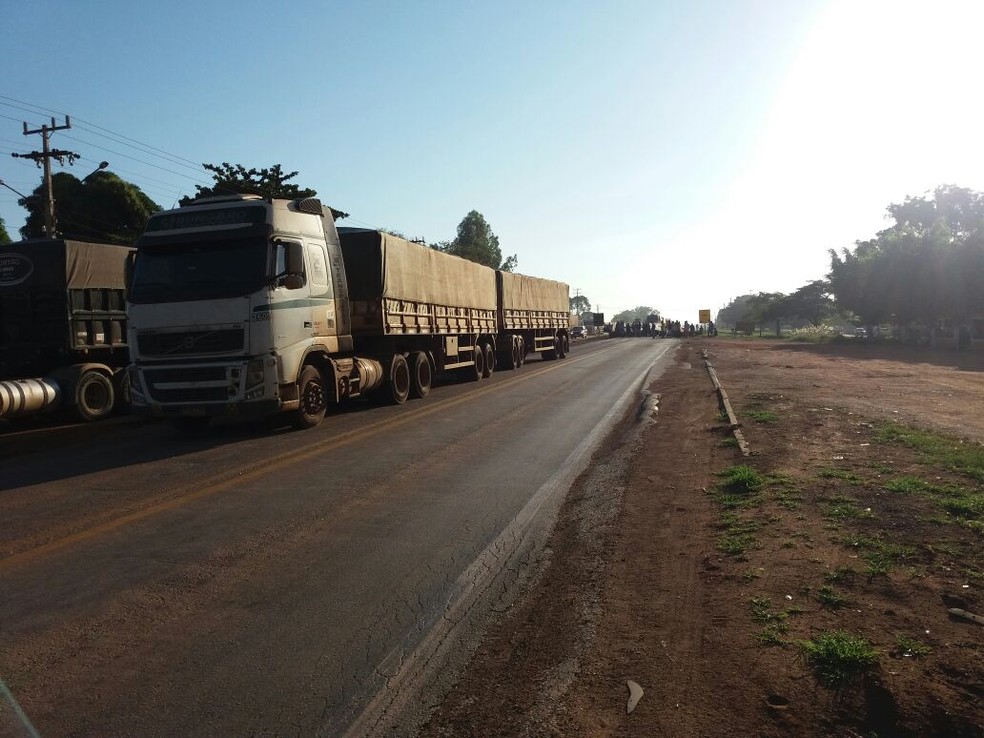 Grupo bloqueia trecho da BR-364, em Rosário Oeste, a 133 km de Cuiabá. (Foto: Arquivo pessoal)
