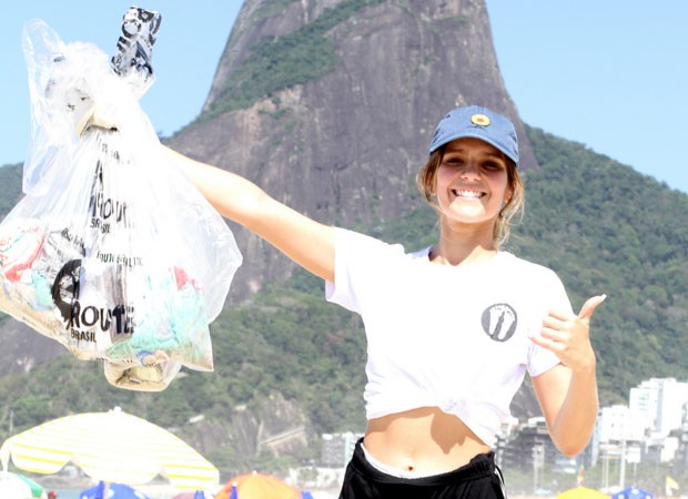 Isabella ajuda a recolher lixo na praia com o projeto Pegada do Bem (Foto: Daniel Delmiro/AgNews)