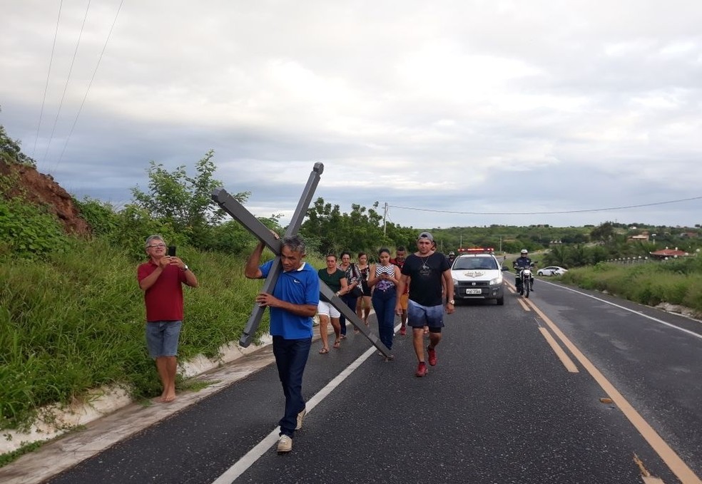 Francisco de Assis Leal de Siqueira, 52, fez promessa para carregar cruz caso Barragem Quixeramobim, no CearÃ¡, enchesse com as chuvas. (Foto: Fernando Ivo/O SertÃ£o Ã© NotÃ­cia)