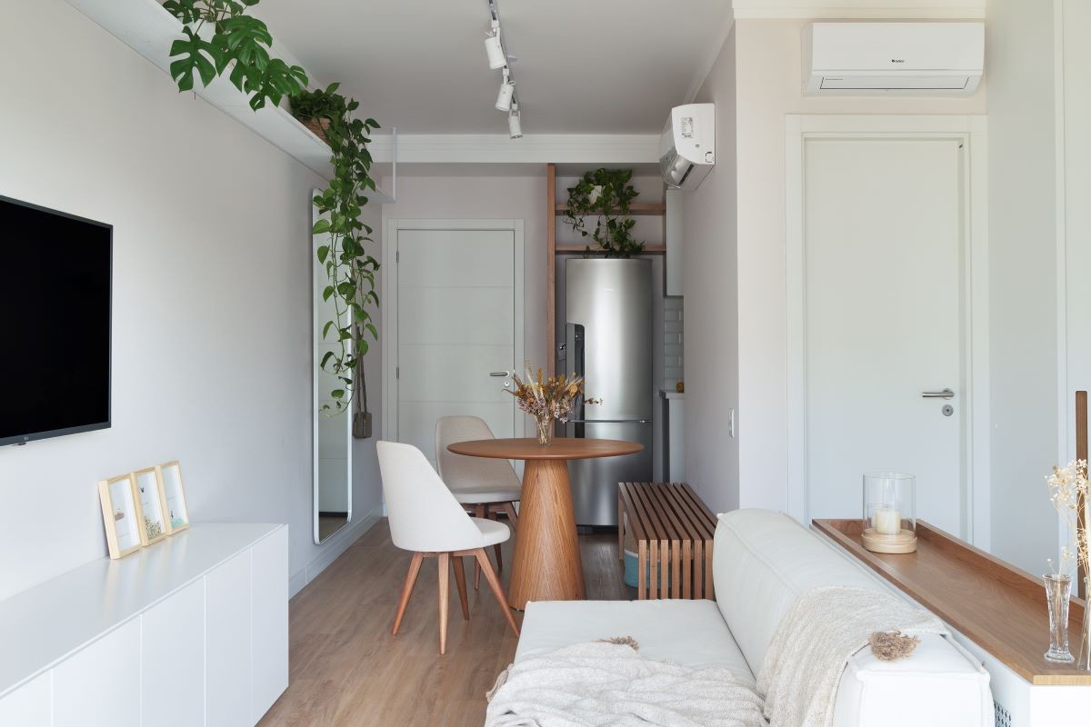 INTEGRATION |  The white sets the tone in the environment and the wood makes a counterpoint allowing it to warm up (Photo: Mariana Boro / A CASAA / Publicity )