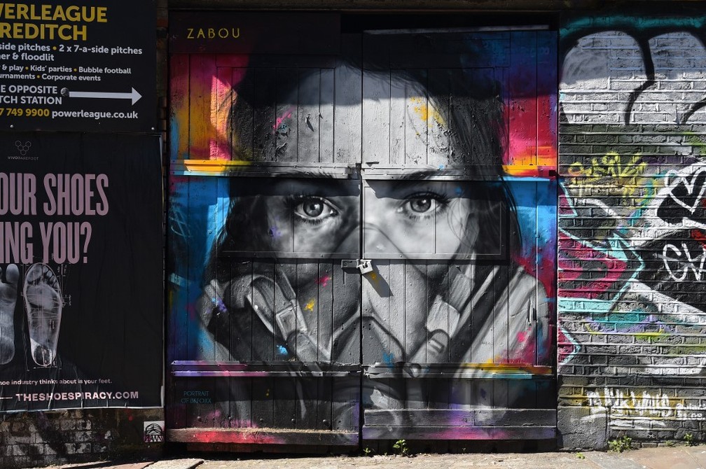 April 19: Graffiti by French artist Zabou shows another artist, BK Foxx, wearing a protective mask against Covid-19 in East London, UK.  Europe surpassed the 100,000 dead by Covid-19 on Sunday.  - Photo: Glyn Kirk / AFP