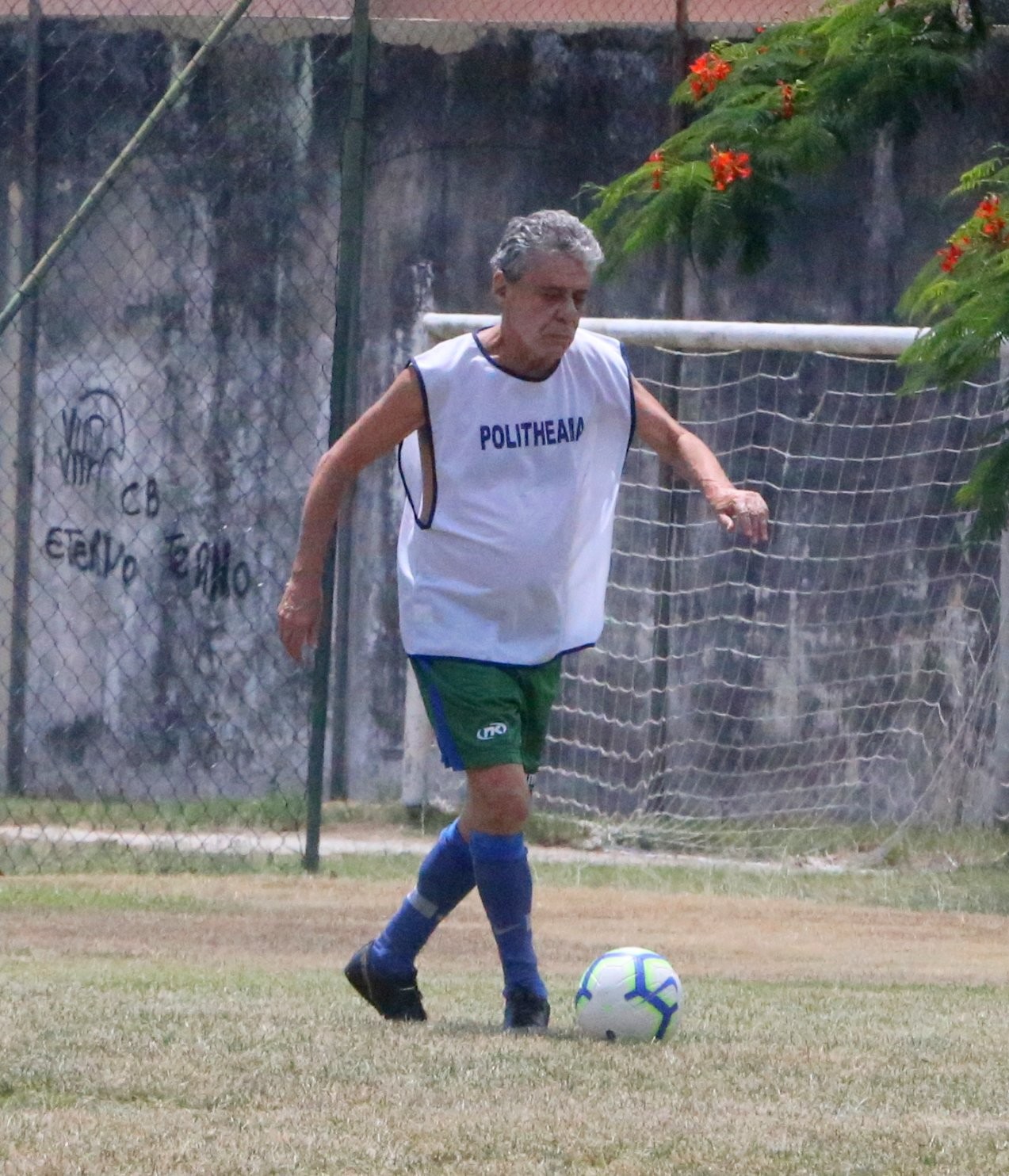 Aos 75 anos, Chico Buarque joga futebol com amigos no Rio - Quem