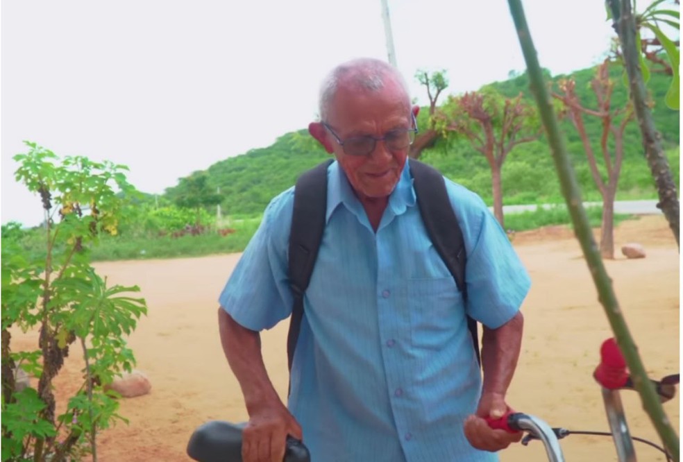 O cearense Antônio Santos de Sousa chegava a percorrer 30 km de bicicletar para ir e voltar da faculdade de direito, em Canindé, no Ceará. — Foto: Reprodução/Unopar