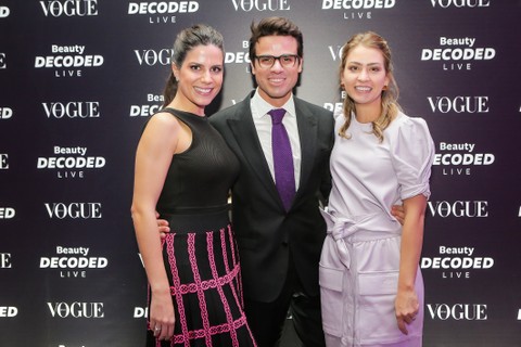 O PR Betinho Pacheco entre Georgia Ferrari, gerente de produto da Juvéderm, e Taciana Avila, diretora de marketing digital da Allergan 
