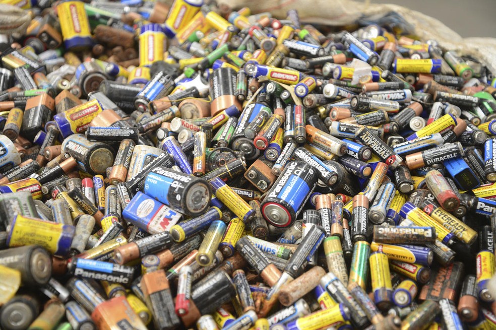 O descarte irregular de baterias e pilhas também faz mal ao meio ambiente — Foto: Divulgação/Câmara Municipal de Araras