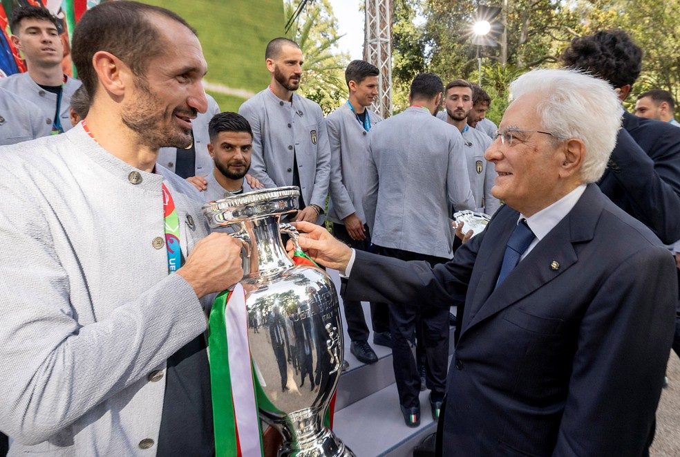 Capitão da Azzurra, Chiellini mostra taça da Eurocopa para o presidente da Itália, Sergio Mattarella — Foto: Paolo Giandotti/Presidência da Itália