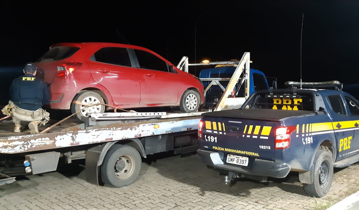 PRF recupera carro furtado em SP durante fiscalização na BR-365