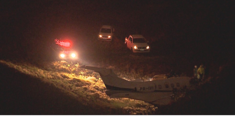 Avião foi parar em barranco em Juiz de Fora (Foto: Reprodução/ TV Integração)
