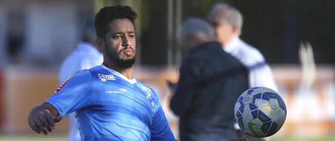 Perto de voltar ao time, Léo destaca as qualidades do novo técnico celeste