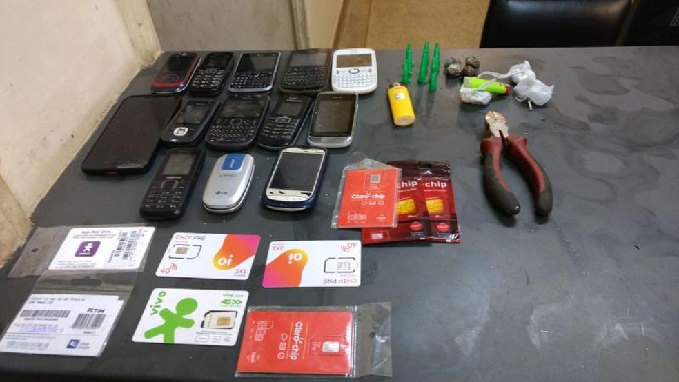 Polícia apreende drogas e celulares em rodovia que seriam jogados para detentos em presídios de Itapetininga (Foto: Secretaria de Administração Penitenciária/Divulgação)
