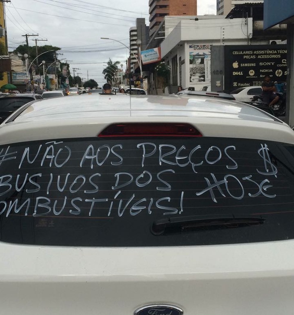 Eles reclamam do valor do litro da gasolina (Foto: Rafael Campos/Rede Amazônica)