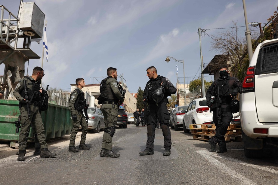 Polícia israelense patrulha ruas no bairro de Silwan, em Jerusalém Oriental