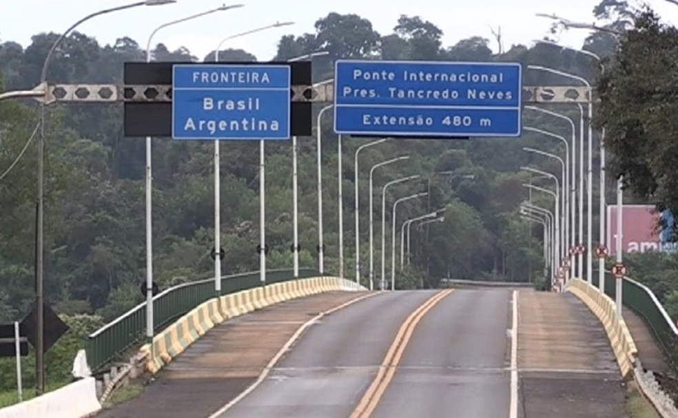 Ponte da Fraternidade, entre Brasil e Argentina, está fechada para trânsito de turistas, mas aberta para passagem de caminhões — Foto: Reprodução/RPC