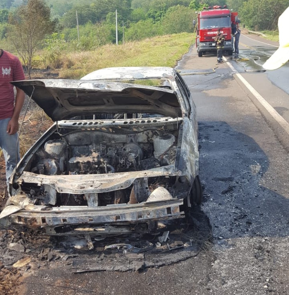 Incêndio destruiu carro em Presidente Venceslau — Foto: Bruno Davi