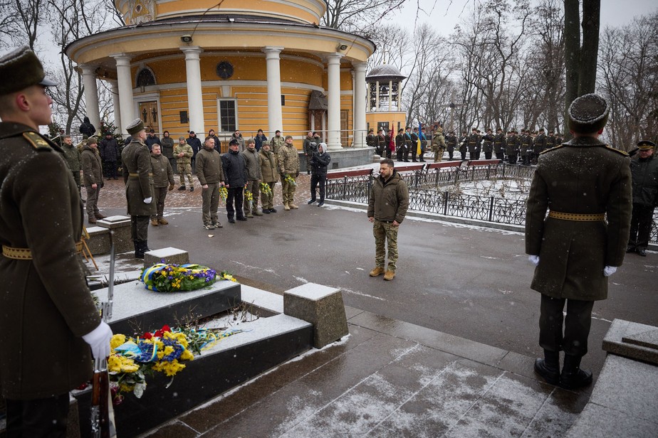 Presidente ucraniano, Volodymyr Zelensky (ao centro), em solenidade com autoridades em Kiev no domingo