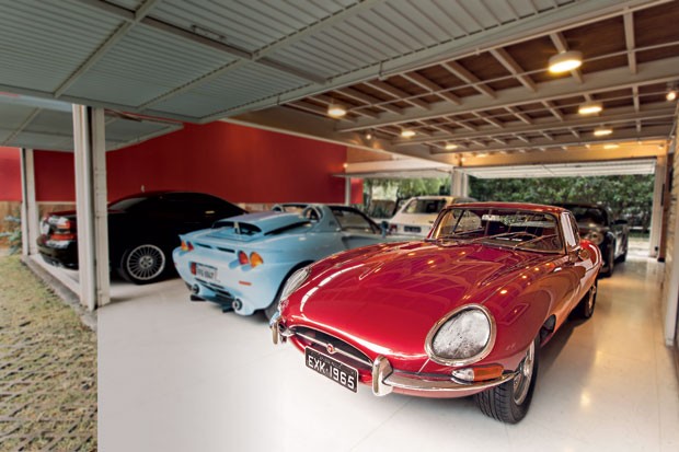Na garagem de José Orlando Lobo, um Jaguar E-Type de 1965, avaliado em R$ 400 mil (Foto: Beto Riginik)