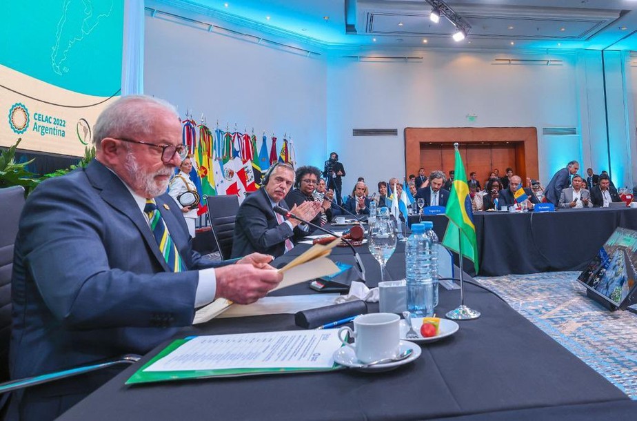 Observado pelo presidente argentino, Alberto Fernández, Lula discursa durante encontro da Celac