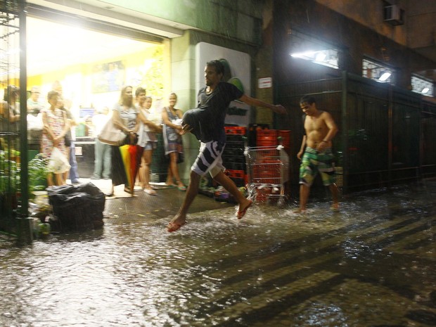 Pedestres andam debaixo de chuva forte em Copacabana. (Foto: Pedro Kirilos / Agência Globo)