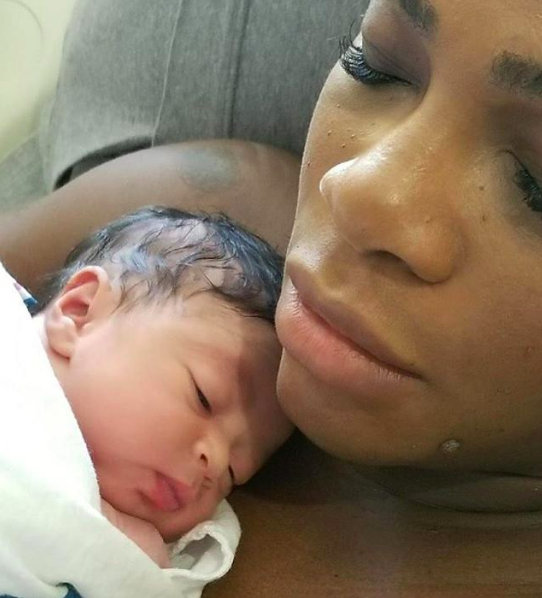 Antes de tudo começar: Serena de olhos fechados com Olympia recém-nascida no colo, em foto de setembro de 2017 (Foto: Reprodução / Instagram)