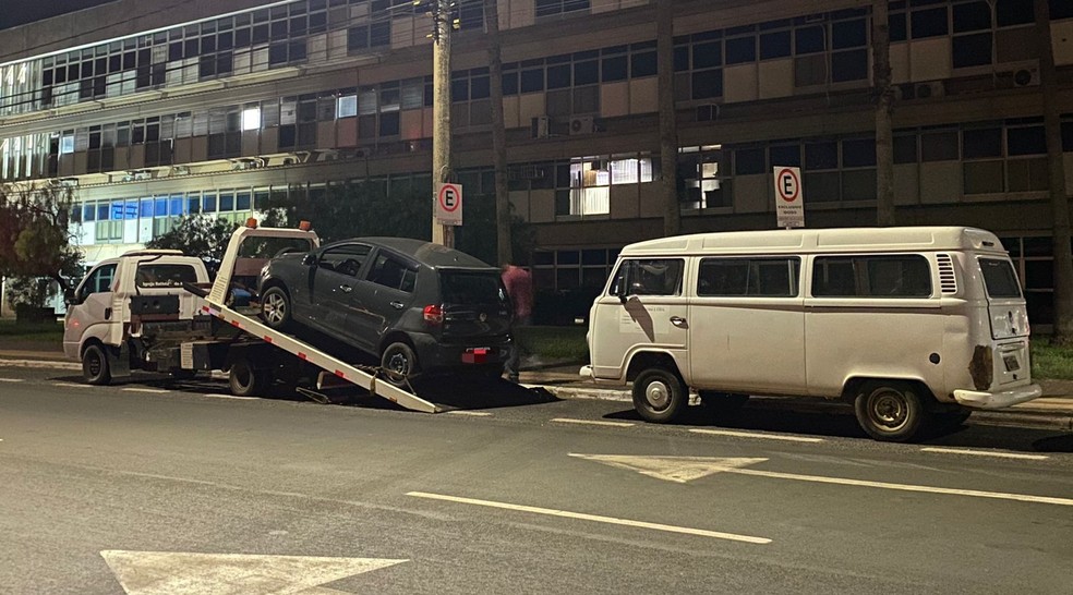 Carro é guinchado durante a Operação São Cristóvão — Foto: Polícia Militar/Divulgação
