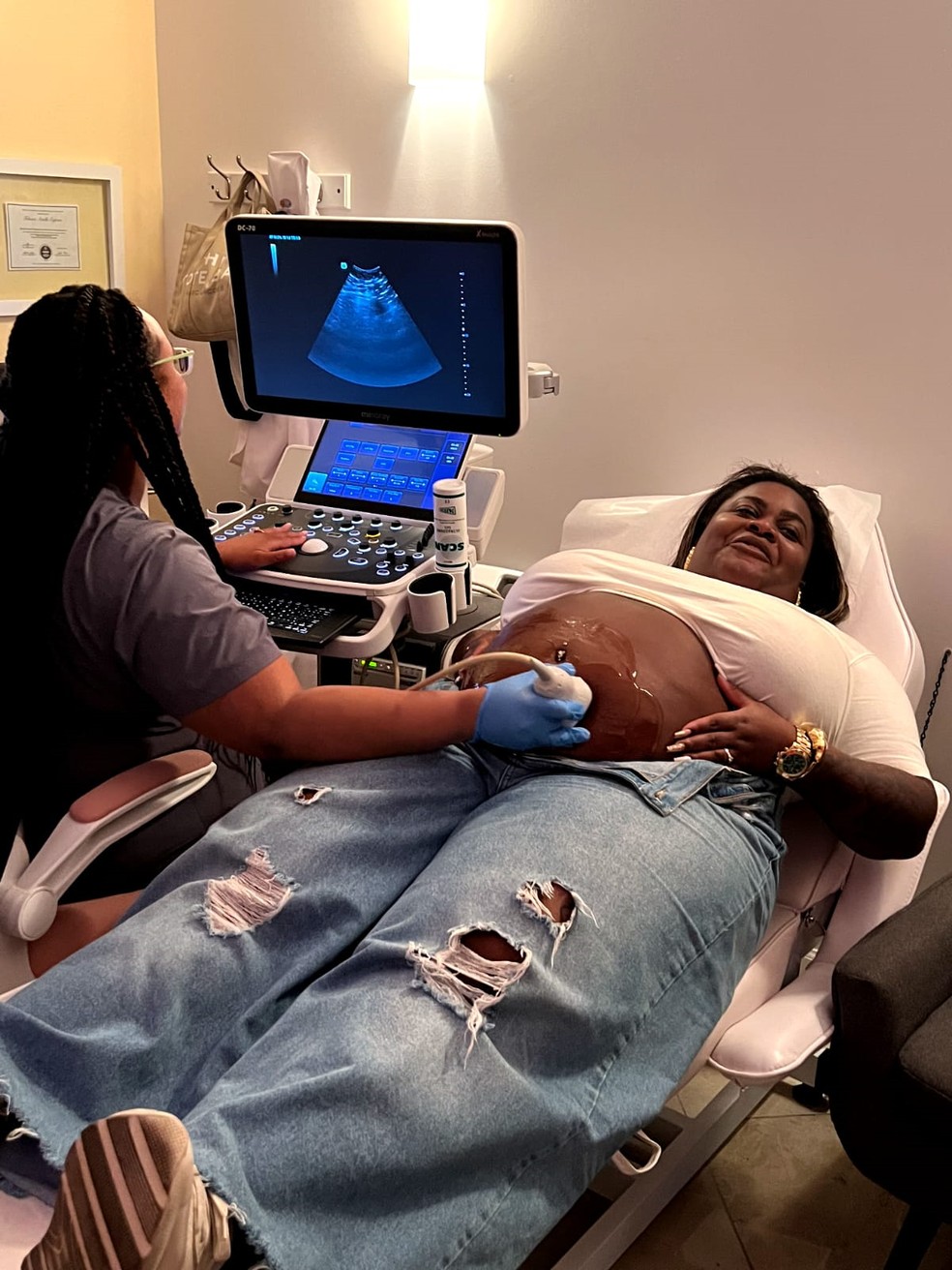 Jojo Todynho faz ultrassom em loja especializada em enxoval para futuras mamães nos EUA — Foto: Divulgação