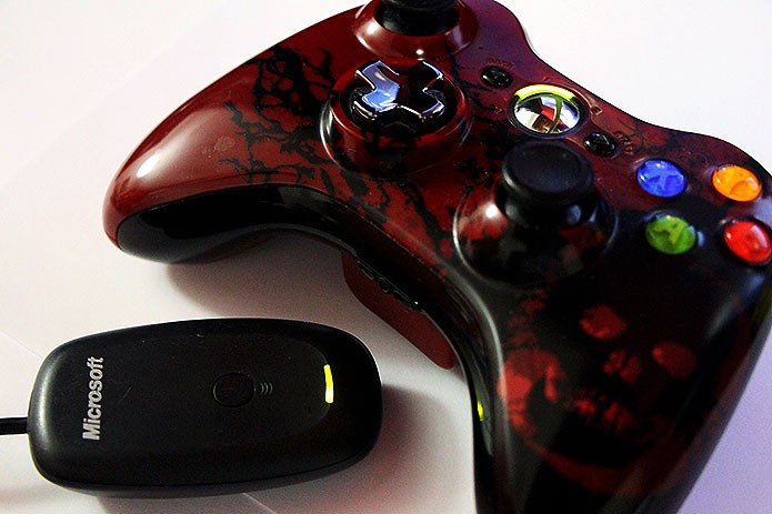 O controle do Xbox 360 sem cabo precisa de um receptor wireless para funcionar (Foto: Reprodução/Tais Carvalho)