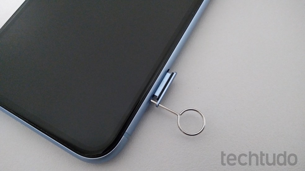 Cartão Micro SD possibilita a expansão da memória do celular — Foto: Helito Beggiora/TechTudo