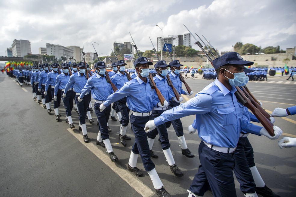 Policiais exibem armas durante parada militar em Addis Abeba, capital da Etiópia, em 19 de junho de 2021, na véspera das eleições locais — Foto: Ben Curtis/AP