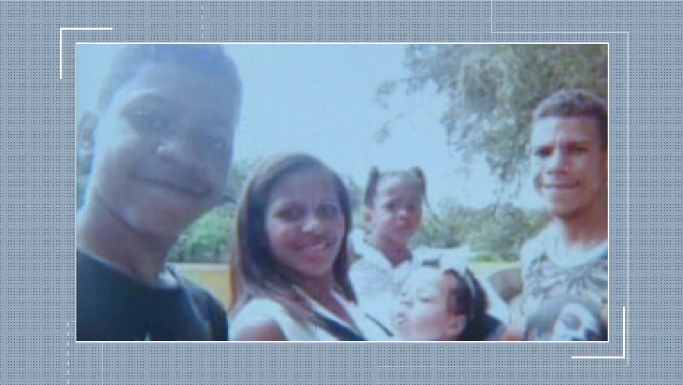 Mulher e quatro filhos estavam dentro de uma das casas atingidas pelo deslizamento de barreira em Camaragibe â€” Foto: ReproduÃ§Ã£o/TV Globo