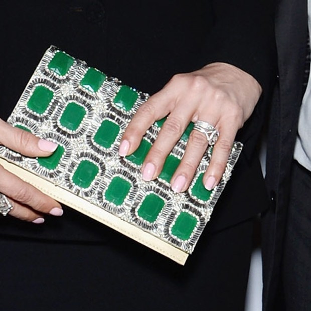 Aliança na mão de Catherine Zeta-Jones (Foto: Getty Images)