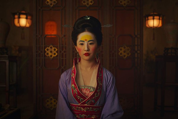 Yifei Liu em Mulan (2020) (Foto: Divulgação)