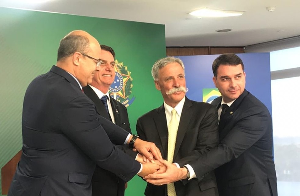 Da esquerda para a direita: Wilson Witzel (governador do RJ); presidente Jair Bolsonaro; Chase Carey (CEO da Fórmula 1); senador Flávio Bolsonaro (PSL-RJ) — Foto: Guilherme Mazui/G1