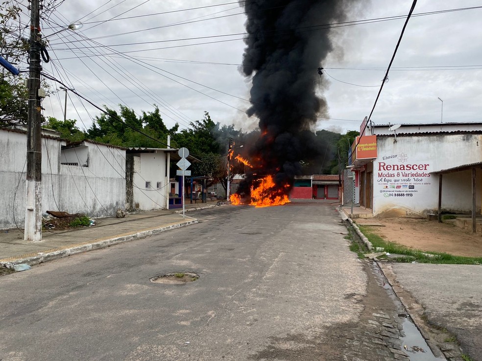 Ônibus incendiado no bairro Guarapes, na Zona Oeste de Natal — Foto: Pedro Trindade/Inter TV Cabugi