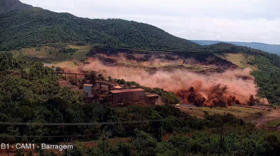 Imagem do momento em que a barragem B1, da Vale, se rompeu em Brumadinho — Foto: Reprodução/TV Globo