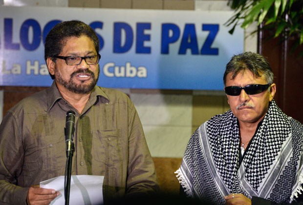 Os comandantes das Farc Ivan Marquez e Jesus Santrich participam de rodada de negociações de paz com a Colômbia em Havana nesta segunda-feira (19) (Foto: Adalberto Roque/AFP)