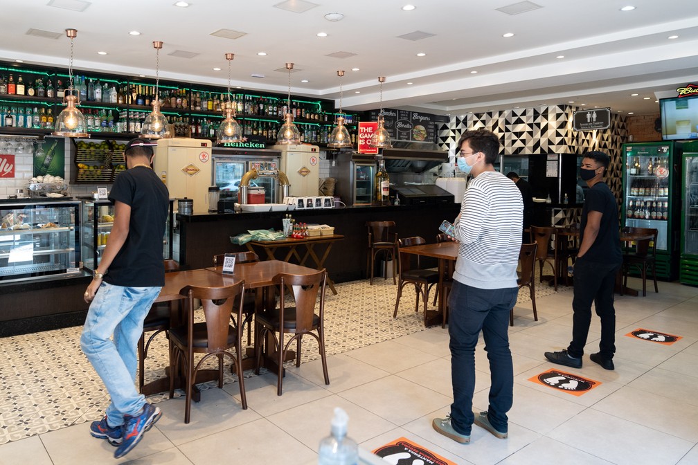 Clientes fazem distanciamento social durante reabertura de bares e restaurantes em SP — Foto: Marcelo Brandt/G1