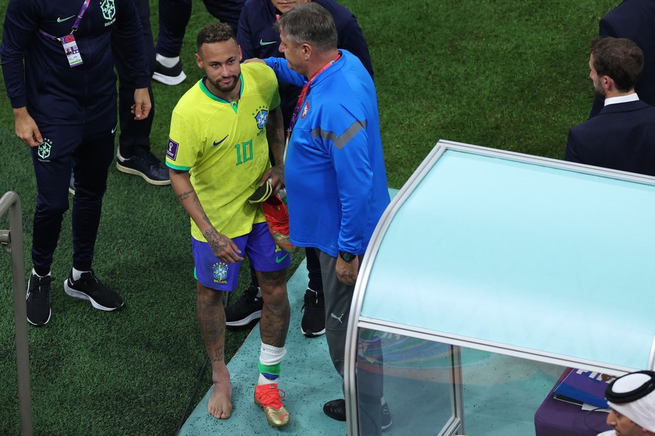 Neymar sai de campo do jogo com a Sérvia com o tornozelo direito inchado