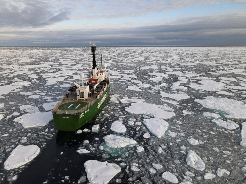 Navio da ONG Greenpeace navega pelo Ártico em 15 de setembro de 2020 — Foto: Natalie Thomas/Reuters