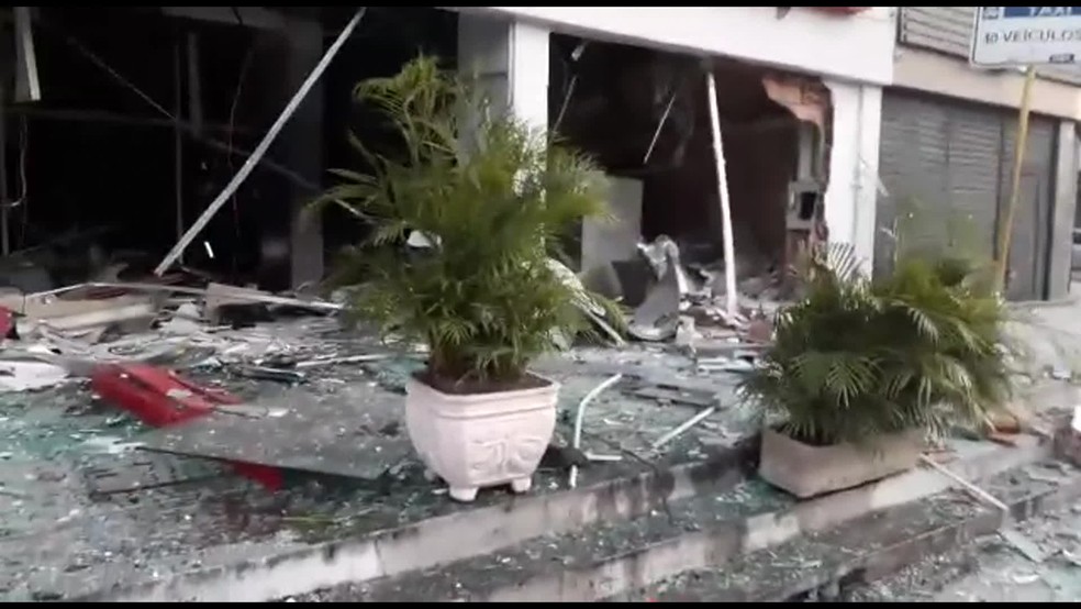 Policiais trocaram tiros com criminosos, que conseguiram levar o dinheiro dos caixas eletrônicos (Foto: Reprodução/ Whatsapp)