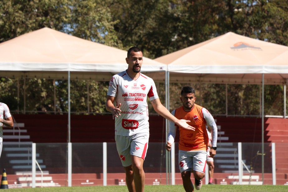 Após enfrentá-lo em campo, Saimon espera aprender com Bolívar na chegada ao Vila Nova ex-grêmio