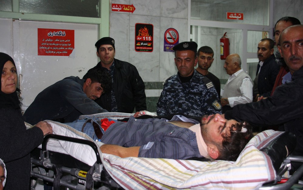 Ferido é socorrido em hospital em Sulaimaniyah, no Iraque, após terremoto no domingo (12) (Foto: Shwan Mohammed/AFP)