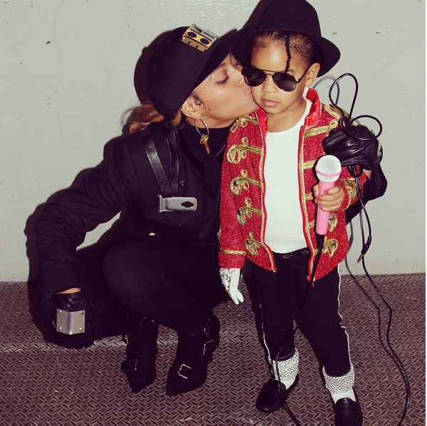 Beyoncé com a filha fantasiadas de Janet e Michael Jackson no Halloween de 2015 (Foto: Instagram)