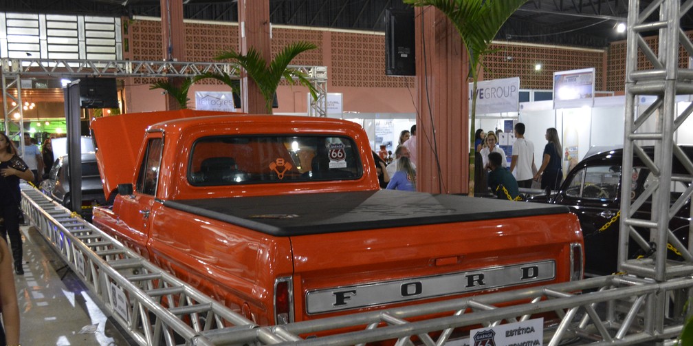 Empres&aacute;rio garante que ve&iacute;culos funcionam bem e ainda s&atilde;o utilizados (Foto: Di&ecirc;go Holanda/G1)